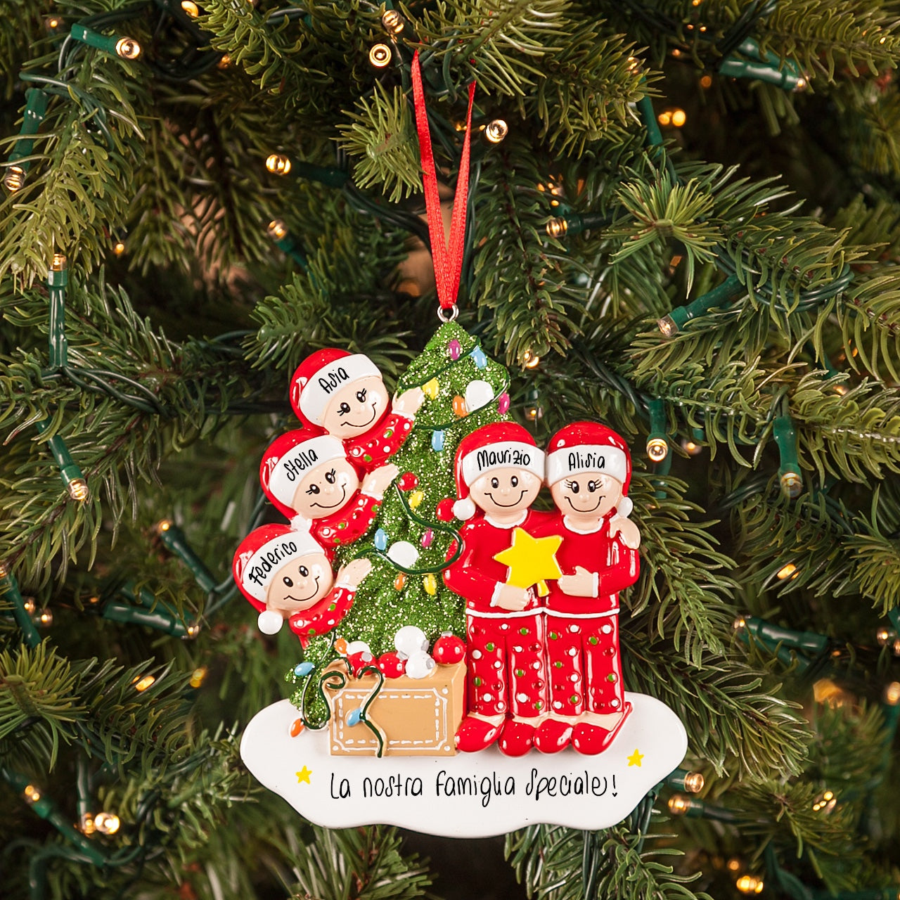 Addobbando l’albero in famiglia per 5