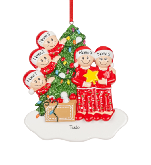 Addobbando l’albero in famiglia per 5