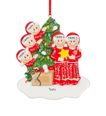 Addobbando l’albero in famiglia per 5